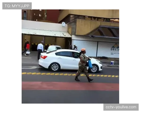 现场镜头捕捉到教练向场边队员展示平板，画面疑似为传中线路分析